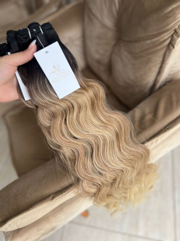 Cabelos Telado/Tecido Loiro Pérola Esfumado Ondulado Fibra Russa. 200g 60cm - Imagem 4
